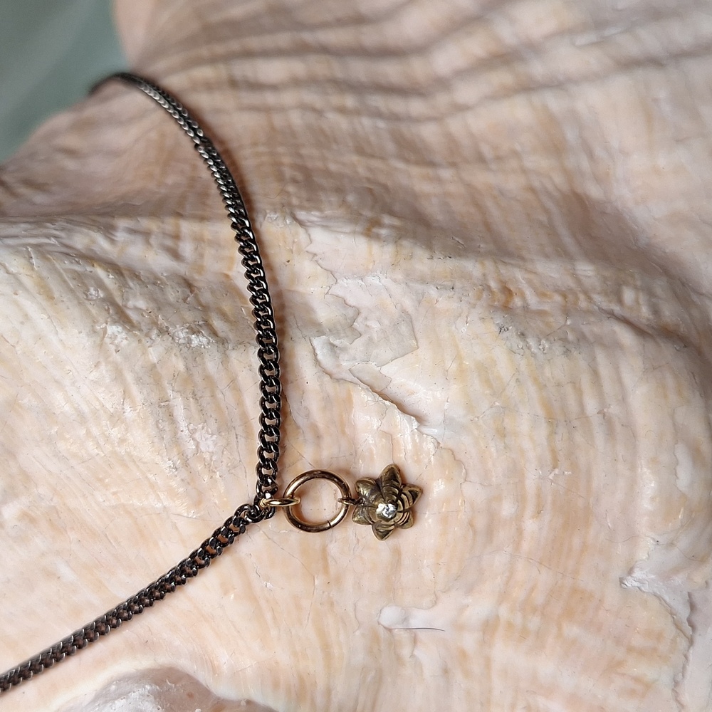 Elegant Gold Flower Pendant Necklace